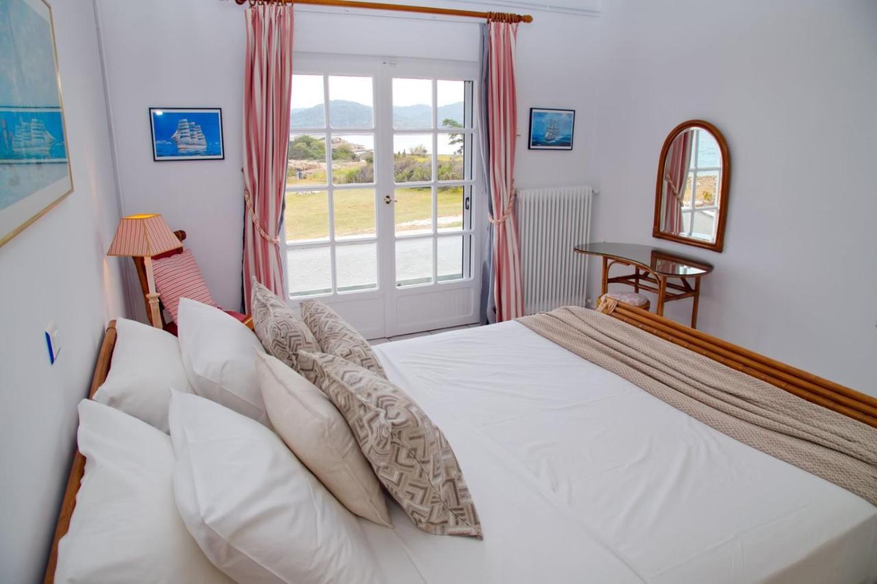 Aroura Homes 4Br Beachfront Villa 스페체스 외부 사진