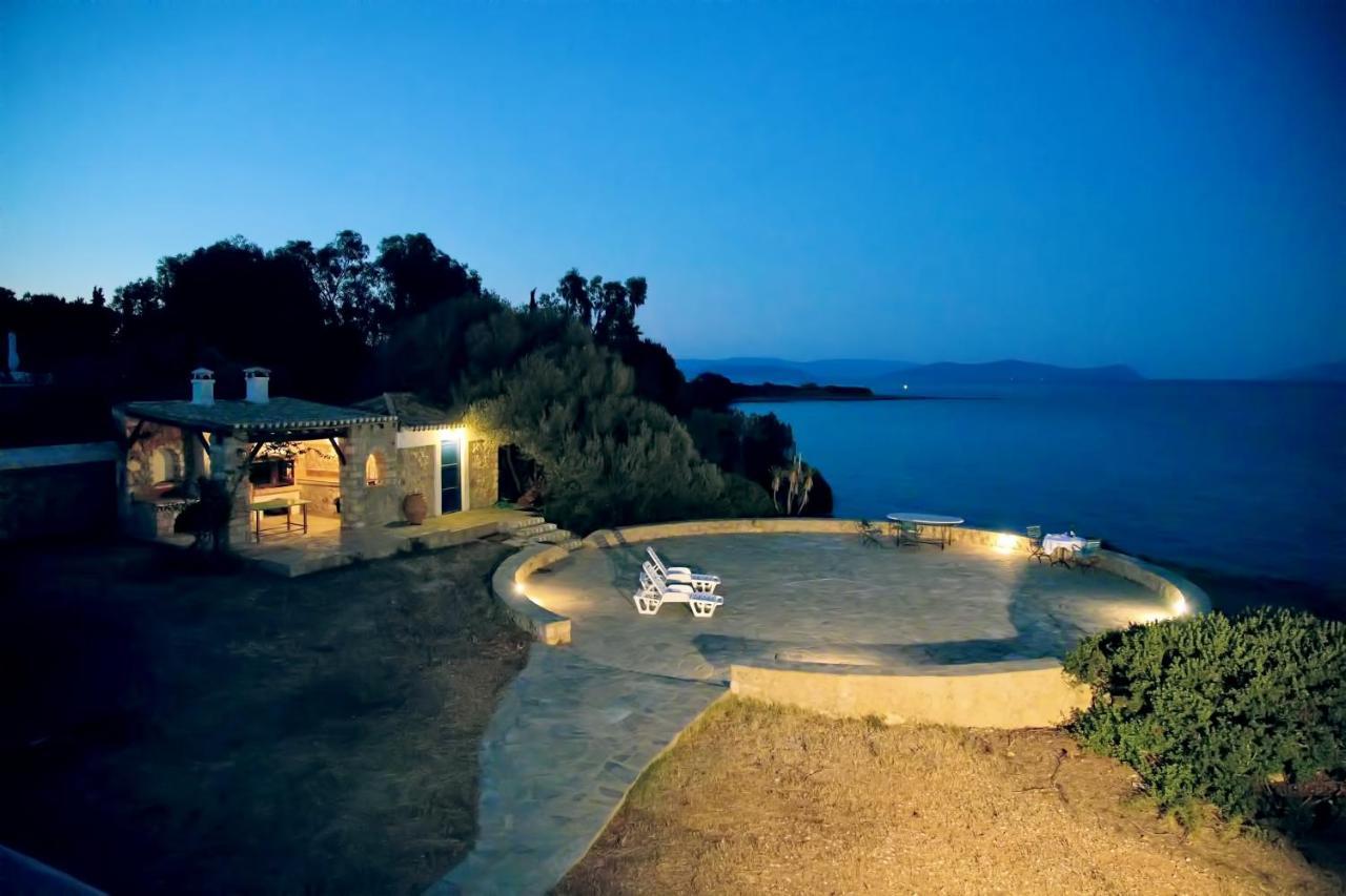 Aroura Homes 4Br Beachfront Villa 스페체스 외부 사진