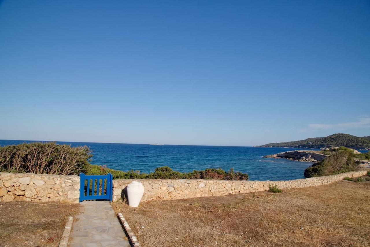 Aroura Homes 4Br Beachfront Villa 스페체스 외부 사진