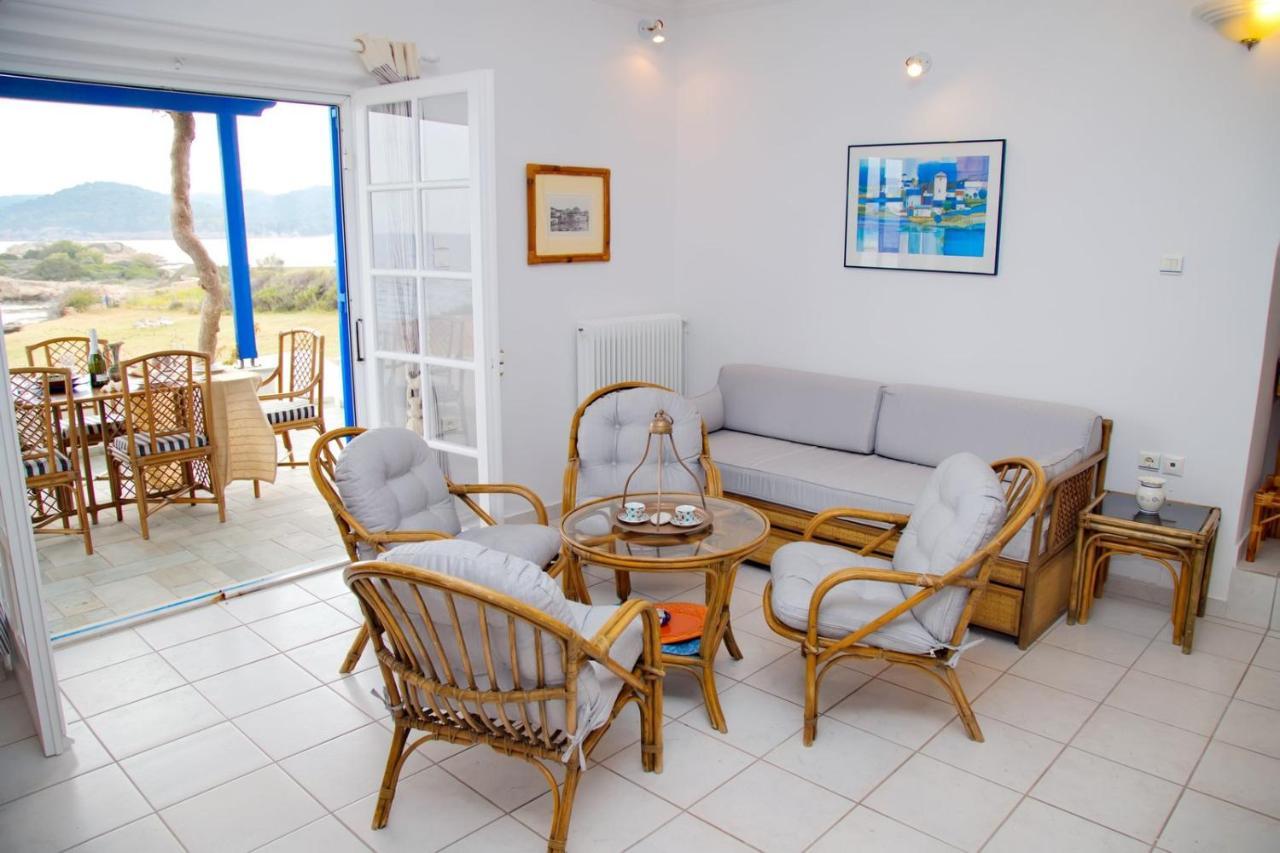 Aroura Homes 4Br Beachfront Villa 스페체스 외부 사진