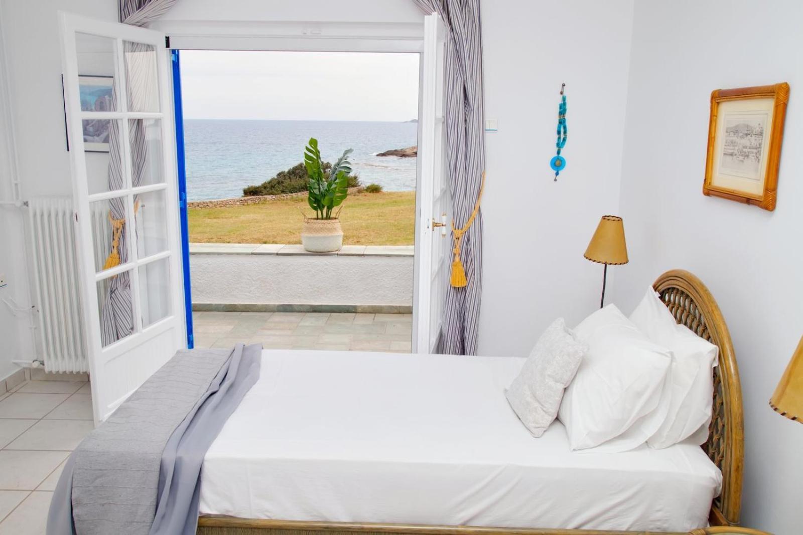 Aroura Homes 4Br Beachfront Villa 스페체스 외부 사진