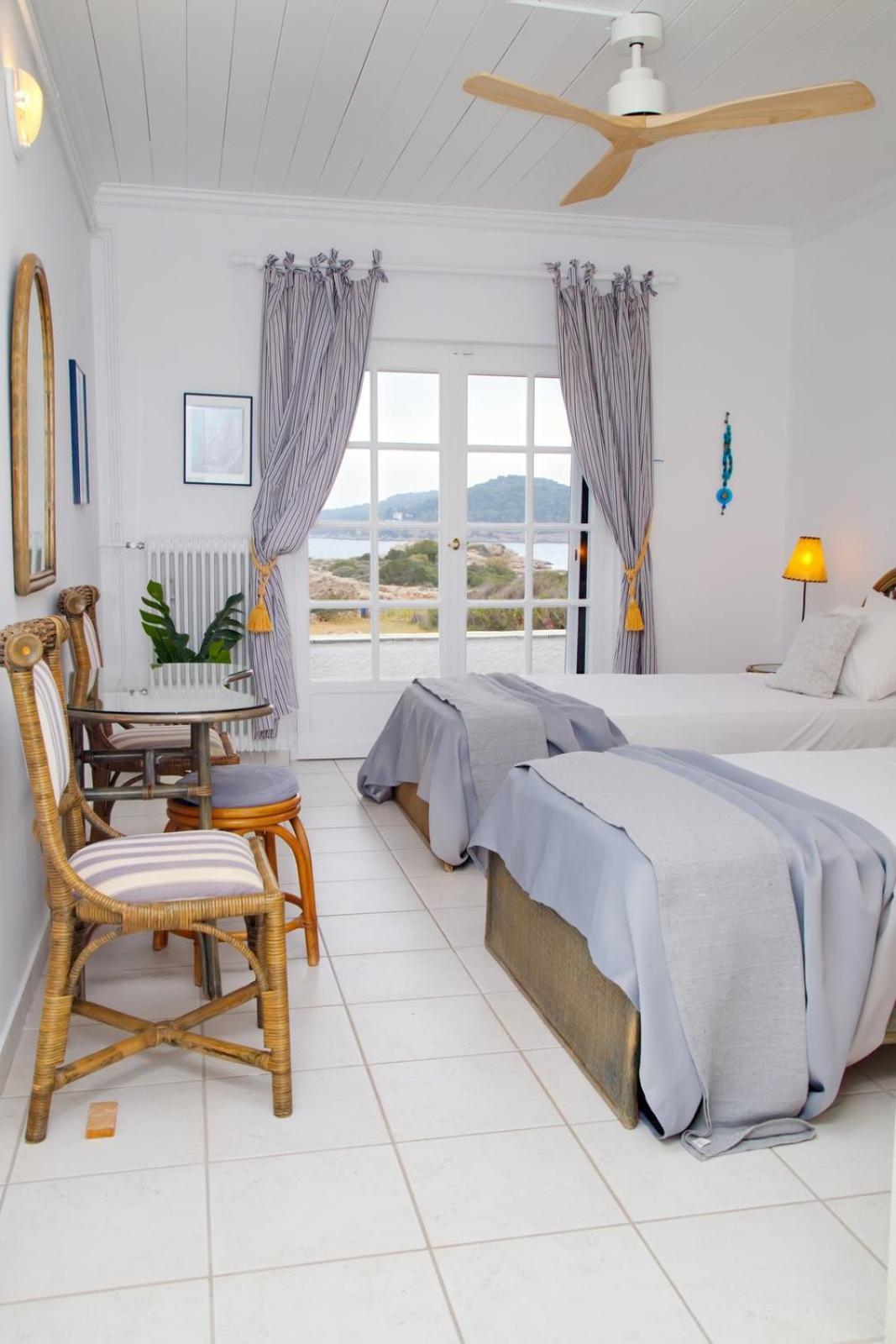 Aroura Homes 4Br Beachfront Villa 스페체스 외부 사진