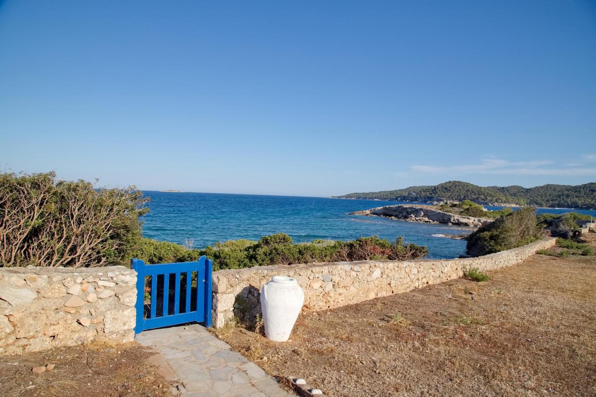 Aroura Homes 4Br Beachfront Villa 스페체스 외부 사진
