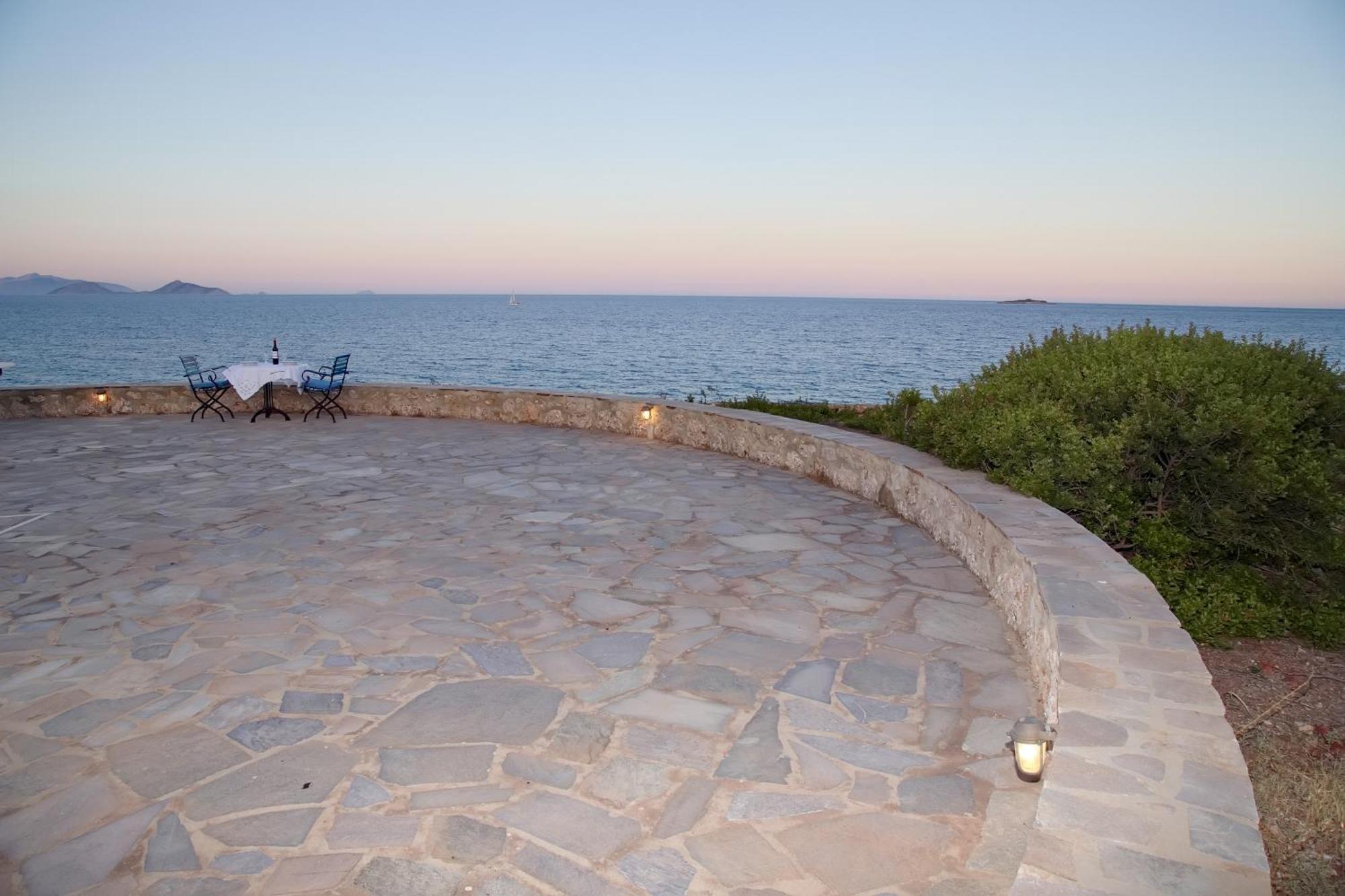Aroura Homes 4Br Beachfront Villa 스페체스 외부 사진