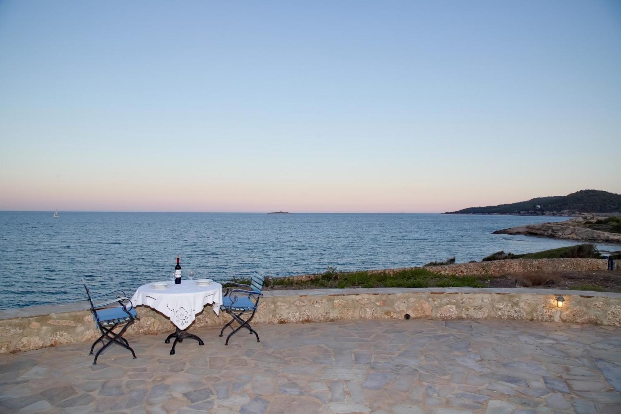 Aroura Homes 4Br Beachfront Villa 스페체스 외부 사진