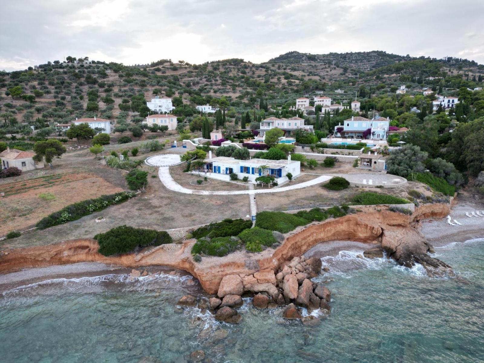 Aroura Homes 4Br Beachfront Villa 스페체스 객실 사진